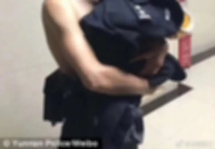 Di Suhu yang Bikin Air Membeku, Polisi Ini Lepas Bajunya Selimuti Bayi yang Dibuang di Taman