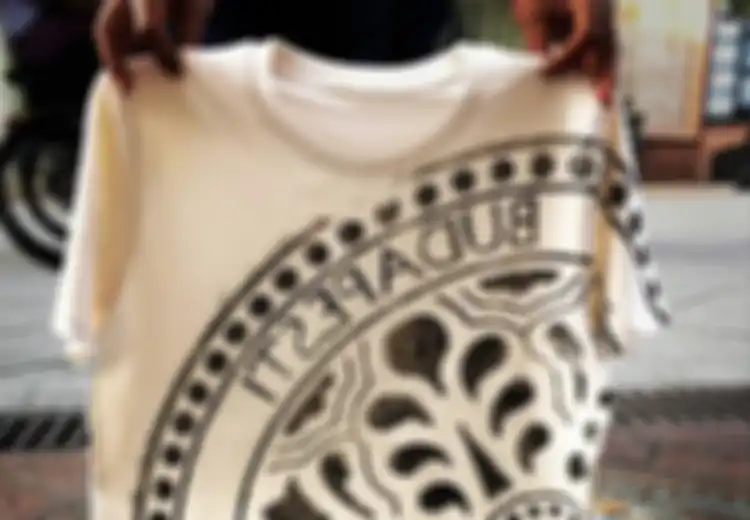 Kreatif! Seniman Ini Mencetak T-shirt Dengan Gambar Tutup Lubang Got di Berbagai Kota di Eropa