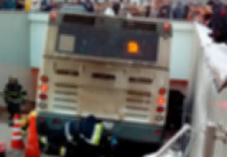 (Video) Mengerikan, Bus Ini Tiba-tiba ‘Nyelonong’ ke Tangga Stasiun Bawah Tanah