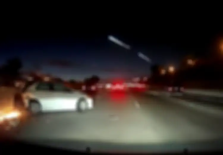 (Video) 3 Mobil Ini Terlibat Tabrakan Gara-gara Ada Cahaya Misterius Melintas di Langit California