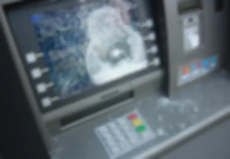 Terlalu! Pria Ini 'Berkelahi' dengan Mesin ATM, Alasannya Bikin Geleng-geleng Kepala