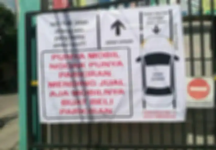 Pasang Spanduk Sindiran untuk Tetangga yang Suka Parkir di Jalan Umum, Foto Ini Viral