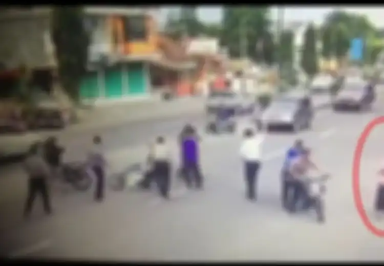 (Video) Ketika Seorang Emak-emak Bawa Motor, Dua Orang Pengendara Lain Menjadi ‘Korban’