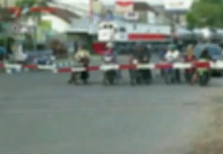 Kocak! Palang Kereta Api Unik di Madiun: Palangnya Di Mana, Keretanya Lewat Mana