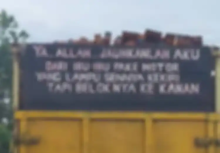 (Foto) Tak Sekedar Hiasan Tulisan di Belakang Bak Truk Juga Beri Pesan: dari Hiburan hingga Pengingat Kematian!