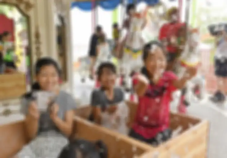 (VIDEO) Keren!  Wahana Pemandian Air Panas di Atas Roller Coaster