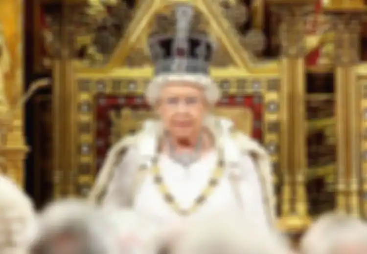 Fatal Akibatnya, Inilah Kenapa Ratu Elizabeth II Tidak Pernah Menunduk Saat Memakai Mahkota