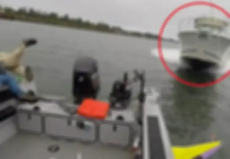 (Video) Kamera GoPro Rekam Detik-detik Mengerikan Saat Pemancing di Hantam Kapal Motor