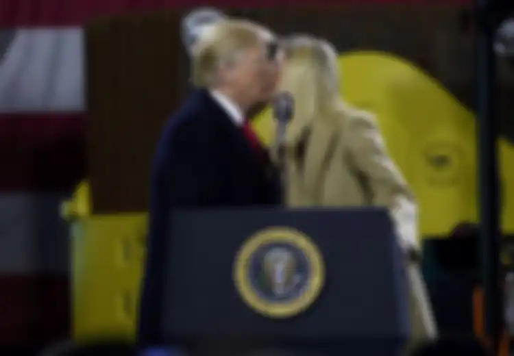 Gaya Presiden Trump Saat Mencium Putri Kandungnya Bikin Heboh Publik