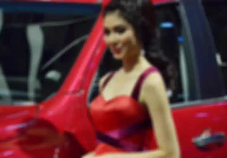 Cerita Tentang Perempuan Cantik di Samping Mobil