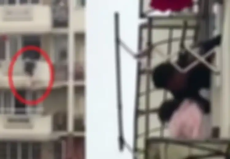 Heroik! Pria ini Selamatkan Nyawa Balita yang Hampir Mati karena Bergelantungan di Balkon Lantai 4