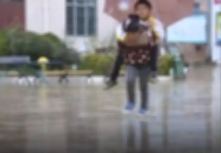 (Video) Setiap Hari Bocah Perempuan Ini Gendong Kakaknya ke Sekolah. Alasannya Mengharukan