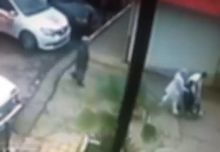 (Video) Sadis, Dua Perawat ‘Iblis’ Ini ‘Buang’ Pasien yang Terluka di Tempat Parkir