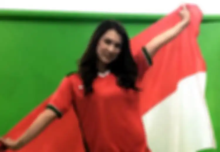 Unggah Foto Memakai Jersey Timnas Indonesia dan Bendera Merah Putih, Maria Ozawa Dihujat Warganet