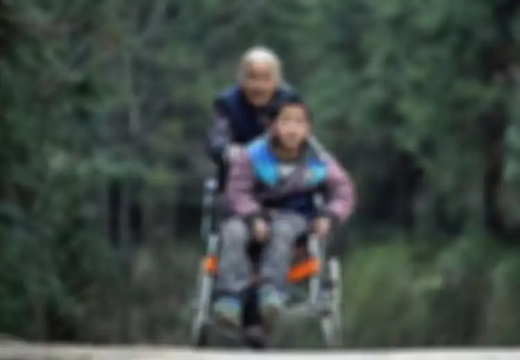 Yang Muda Jangan Mau Kalah, Nenek 70 Tahun Ini Tak Lelah Berjalan 24 Km Demi Pendidikan Cucunya