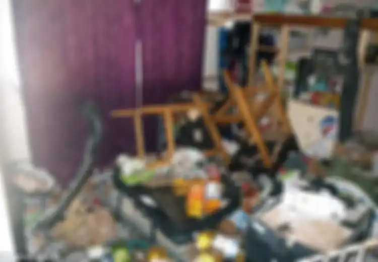 Tragis! Sepasang Suami Istri Ditemukan di Dalam Rumah yang Penuh Sampah dan Kotoran dari 14 Ekor Kucing