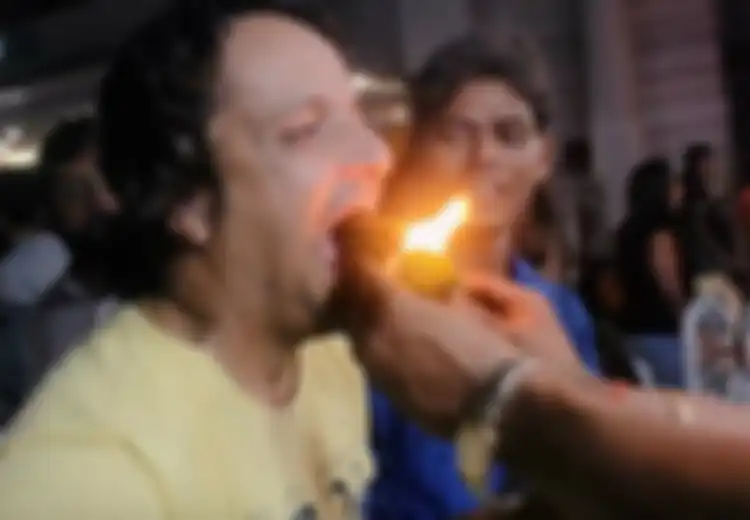 Fire Paan, Jajanan Ekstrim di India yang Disuapkan Langsung ke Mulut Kita dengan Api Menyala, Mau Coba?