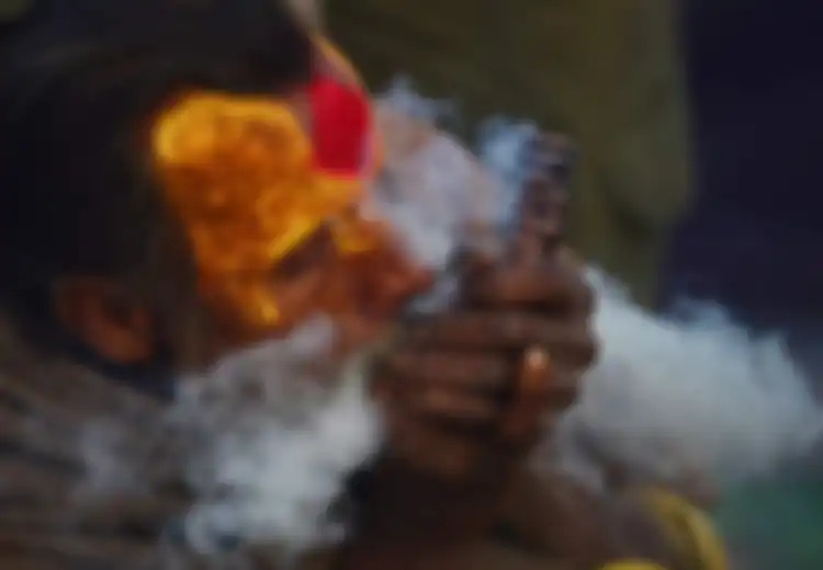 (Foto) Khusus Pada Festival Suci, Orang-orang Suci di Nepal Ini Boleh Menghisap Ganja