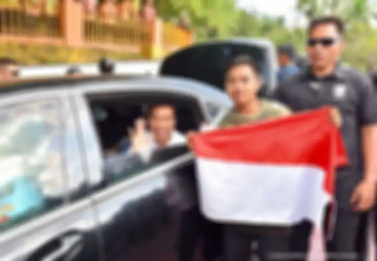 Nekat, Bocah SMA Ini Terobos Paspampres Demi Membentangkan Bendera Merah Putih di Depan Jokowi