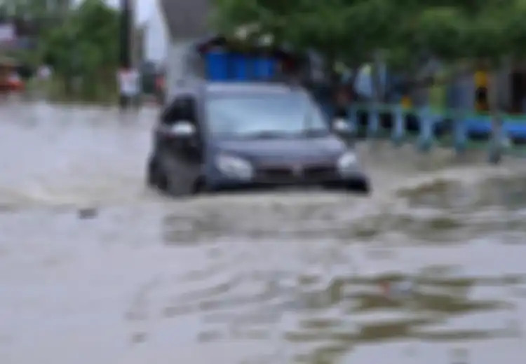 Jangan Nekat Menerabas Banjir Jika Tidak Ingin Kehilangan Puluhan Juta Rupiah