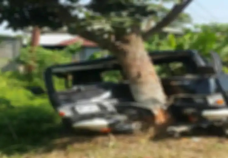 (Video) Pergoki Suami Selingkuh, Wanita Ini Nekat Tabrak Mobil Suami Sambil Bawa Anak