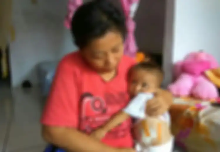 Sambil Menitikkan Air Mata, Ibu Asal Depok Ini Menceritakan Kisah Anaknya yang Terlahir Tanpa Lubang Anus dan Kaki Kiri