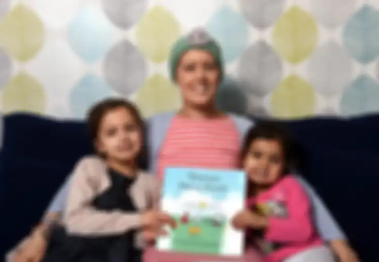 Ibu dengan Kanker Stadium Akhir Ini Membuat Buku untuk Menjelaskan Kanker pada 2 Putri Kecilnya, Sungguh Inspiratif