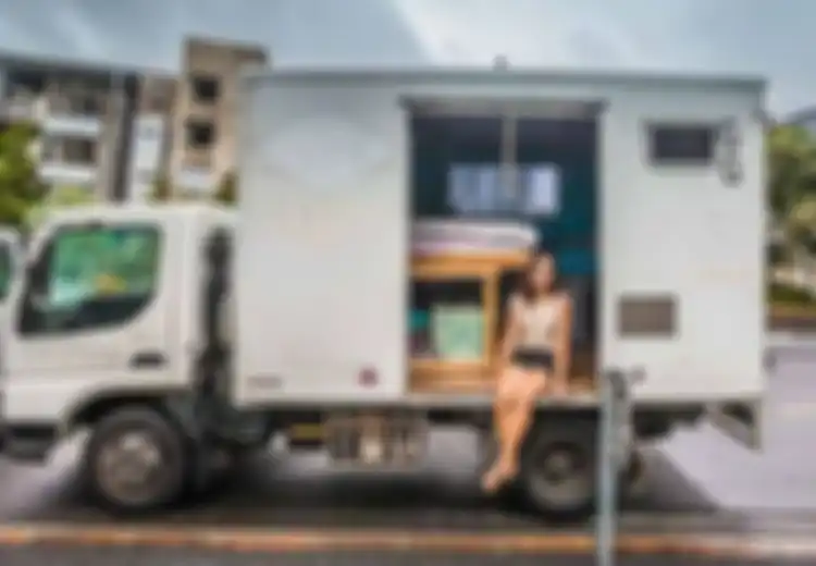 (Foto) Muak Membayar Sewa Tempat Tinggal? Hiduplah di Kontainer Truk Seperti Gadis Ini