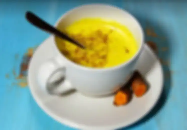 Inilah 5 Alasan Mengapa Anda Harus Minum Ramuan Sari Kunyit Dicampur Susu Setiap Malam