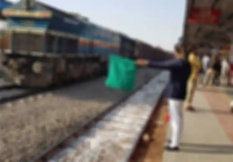 (Video) Unik dan Hanya Terjadi di India, Di Stasiun Ini Seluruh Petugasnya Adalah Wanita