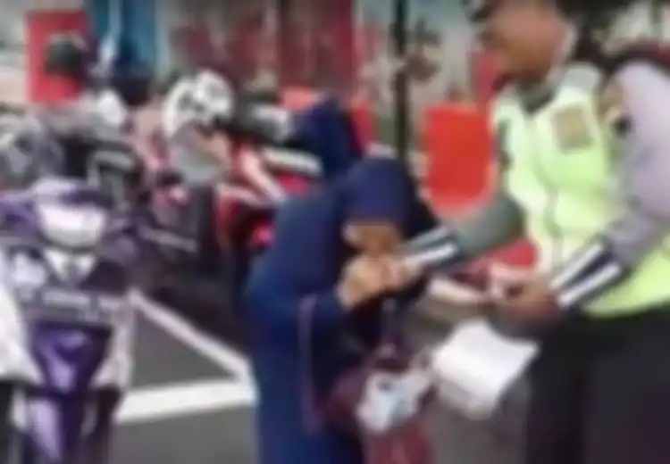 Benar-benar Terjadi! Tidak Terima Ditilang Ibu Ini Gigit Polisi yang Menilangnya