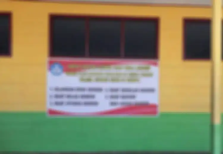 Duh, Sekolah Dasar Ini Pasang Spanduk Unik Gara-gara Dilempari Kotoran Manusia