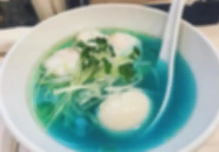 Sup Ayam di Resto Ramen Ini Berwarna Biru dan Menjadi Daya Tarik Para Turis, Amankah untuk Dikonsumsi?