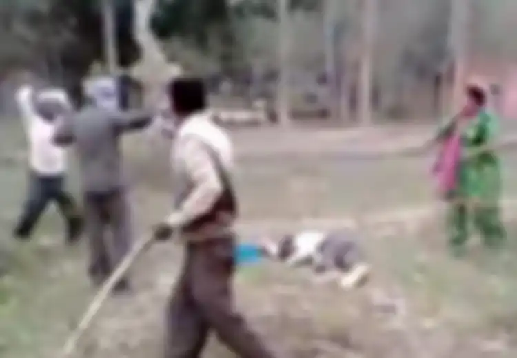 (Video) Super Berani! Wanita Ini Lawan 5 Pria yang Mengeroyok Suaminya Hanya Dengan Sebatang Bambu