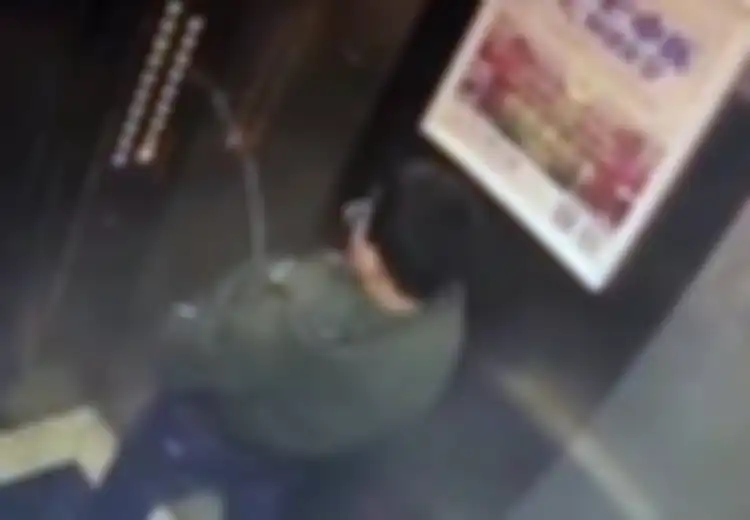 Langsung Kena Batunya! Bocah Laki-laki Ini Terjebak di dalam Lift yang Baru Saja Ia Kencingi