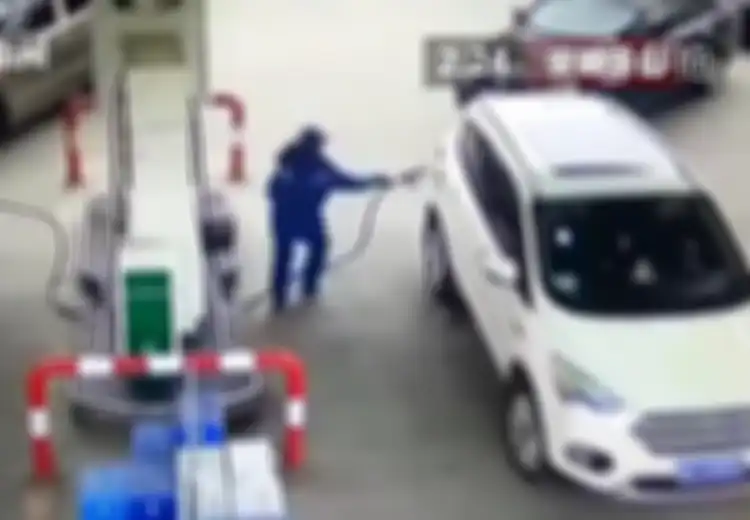 (Video) Kejadian Ini Menjadi Alasan Mengapa Pipa Bensin Harus Benar-benar Sudah Lepas dari Mobil Usai Mengisi Bahan Bakar