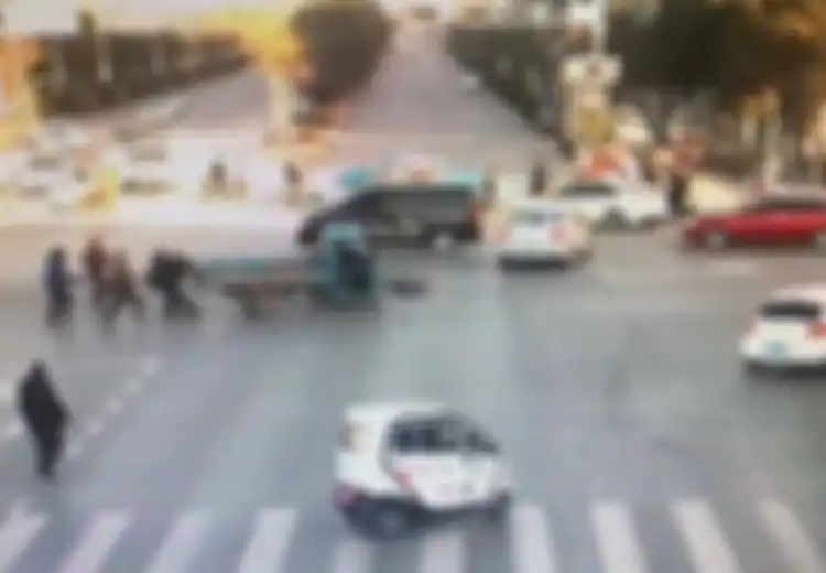 Mobil-Berputar-putar di Perempatan Jalan Tanpa Pengemudi, Polisi dan Warga pun Berusaha Keras Menghentikannya