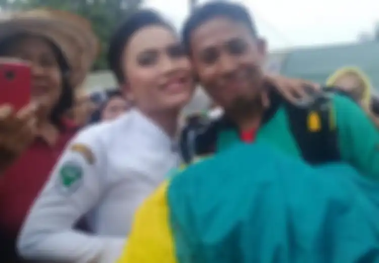 Romantis! Prajurit TNI Lamar Kekasihnya Setelah Melakukan Aksi Terjun Payung