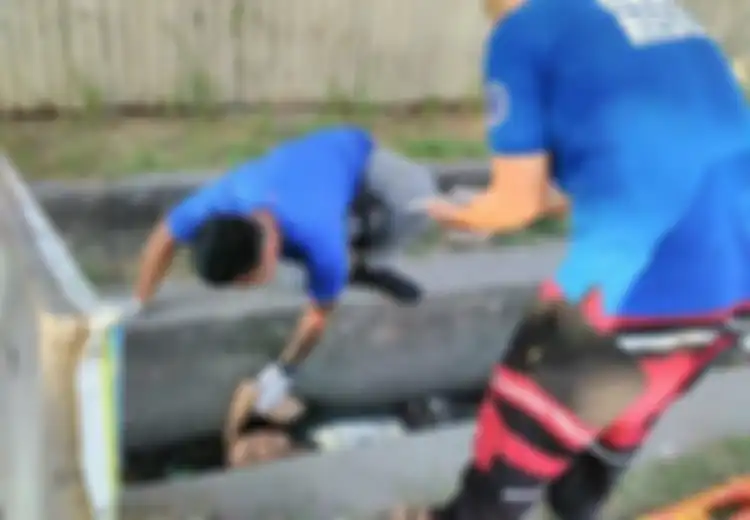 Bukannya Bikin Ngeri, 'Mayat' dalam Selokan Hitam Penuh Sampah Ini Malah Bikin Orang Tertawa