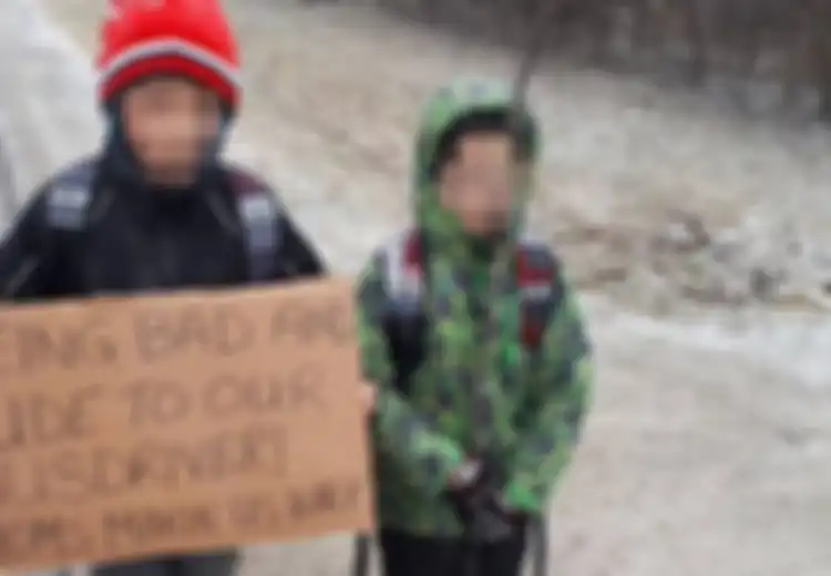 Ibu Ini Buat Anak-anaknya Jalan ke Sekolah Sejauh 7 Km dengan Tanda Khusus Setelah Kasar terhadap Sopir Bus, Apakah Setimpal?
