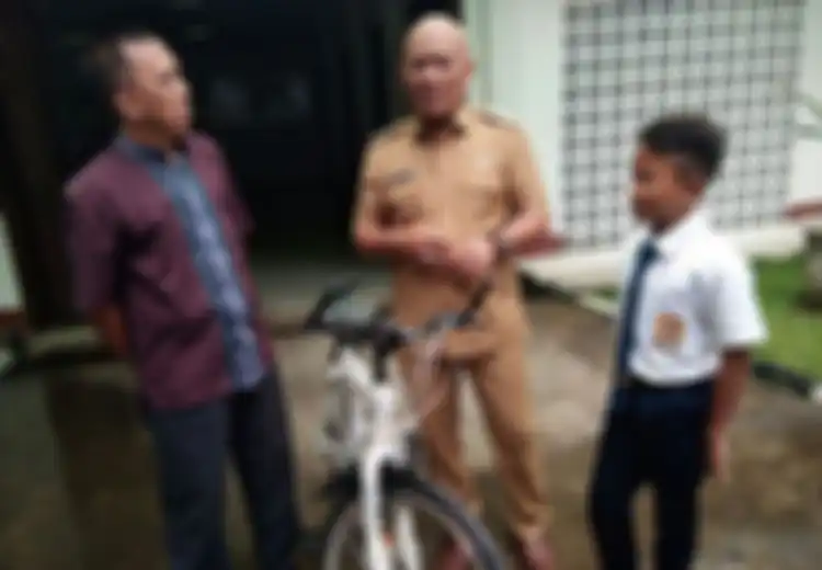 Selama Dua Tahun, Siswa SMP di Karawang Ini Jalan Kaki Selama 1 Jam Untuk Menuju Sekolah