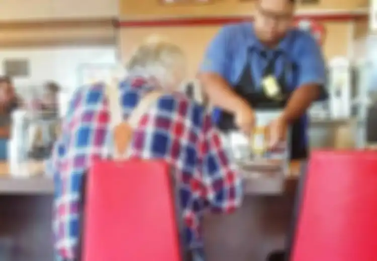 Aksinya Bantu Seorang Kakek Makan Wafel Jadi Viral, Pelayan Ini Dapat Beasiswa Rp208 Juta dari Universitas Terkenal