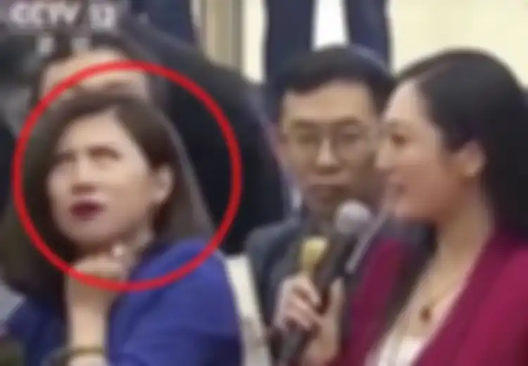 Ekspresi Wartawan Wanita ini Jadi Viral Hingga Membuat Akreditas Medianya Dicabut, Memangnya Apa yang Salah?