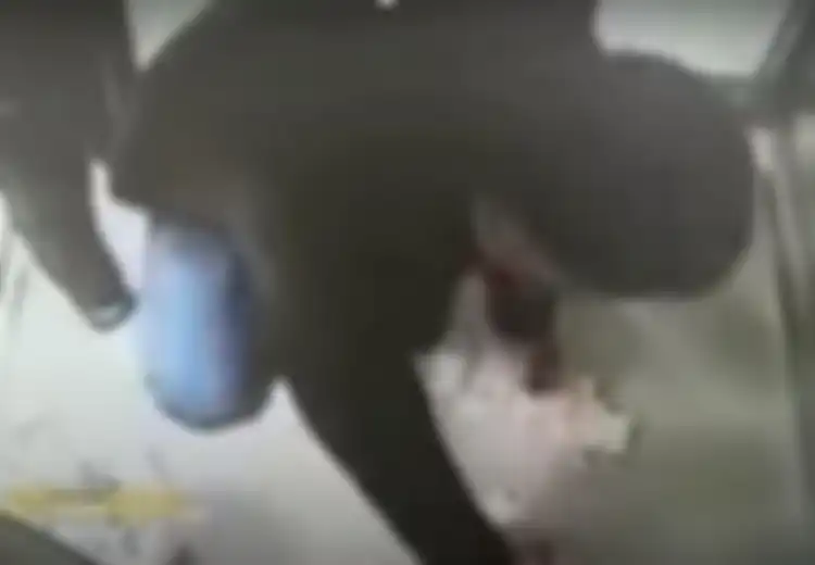 ATM  'Muntahkan' Uang Jutaan, Satu Pasangan yang Kebetulan Lewat ini Buru-buru Mengambilnya!