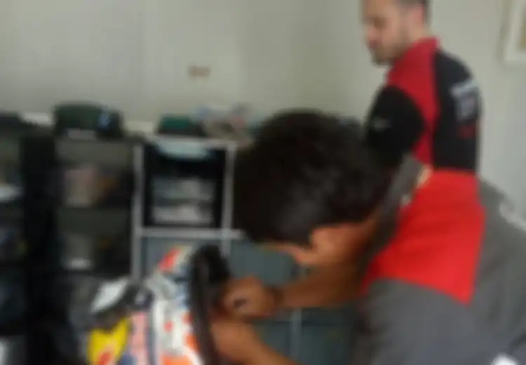 Inilah Sosok Orang Kebumen yang Memperbaiki Helm Dovisiozo di GP Qatar: Saya Merasa Sangat Bersyukur