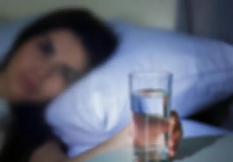 Banyak Orang Tak Sadar, Minum Air Putih Sebelum Tidur Punya Risiko Kesehatan Berikut Ini!