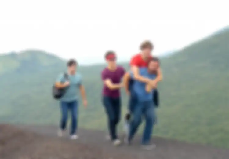 (Video) Hebat, Cerebral Palsy Tak Menghalangi Komedian Ini untuk Berpetualang Naik Gunung Berapi