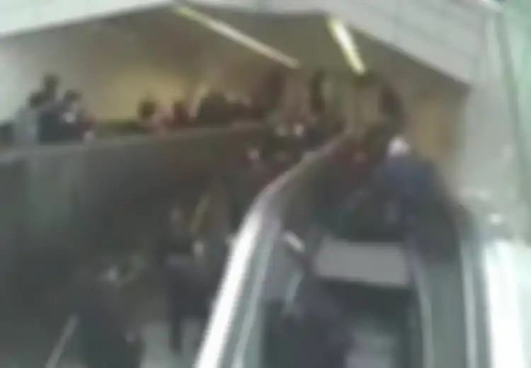 (Video) Mengerikan, Pria Ini ‘Tertelan’ Eskalator Rusak yang Tiba-tiba Hidup Kembali