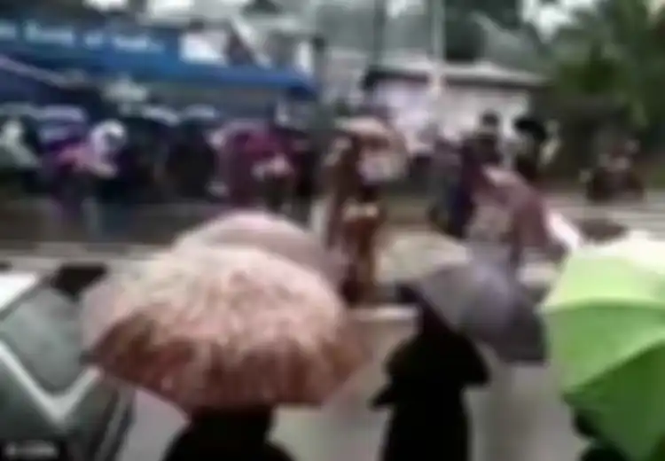 Dua Pria Ini Diarak dalam Kondisi Telanjang Serta Dipukuli Warga Setelah Memerkosa Gadis 17 Tahun
