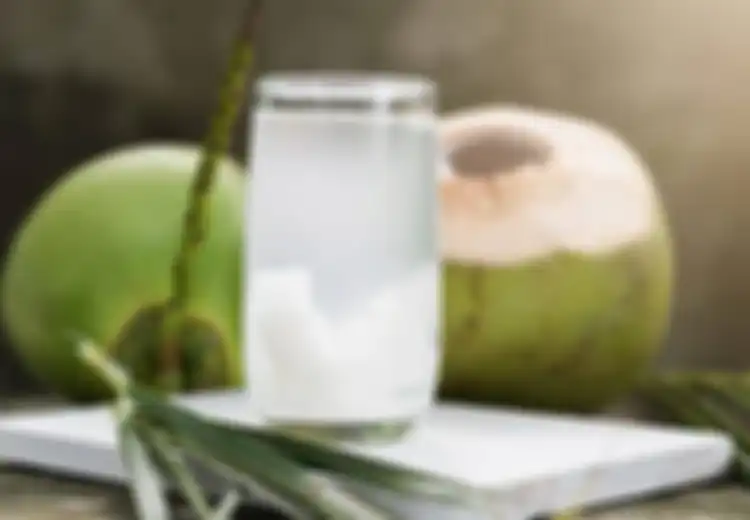 Memanfaatkan Degan atau Kelapa Muda Untuk Penurun Panas, Begini Lho Caranya